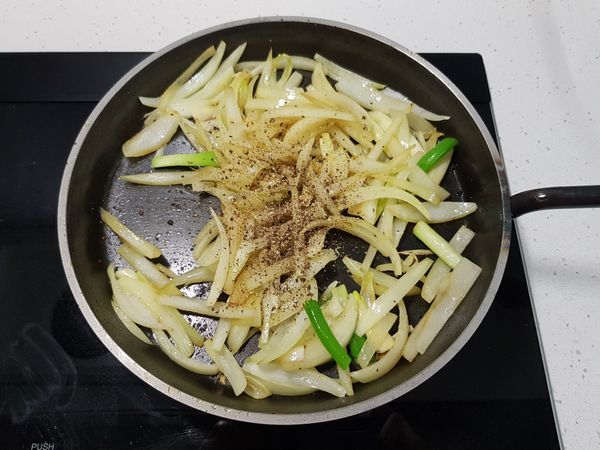 加入黑胡椒粉拌炒均勻。