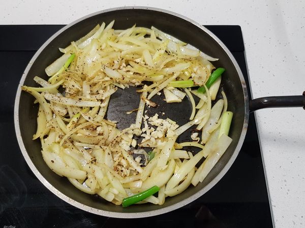 加入大蒜炒香。