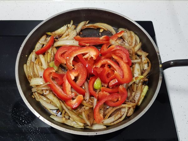 加入彩椒，炒至變軟。