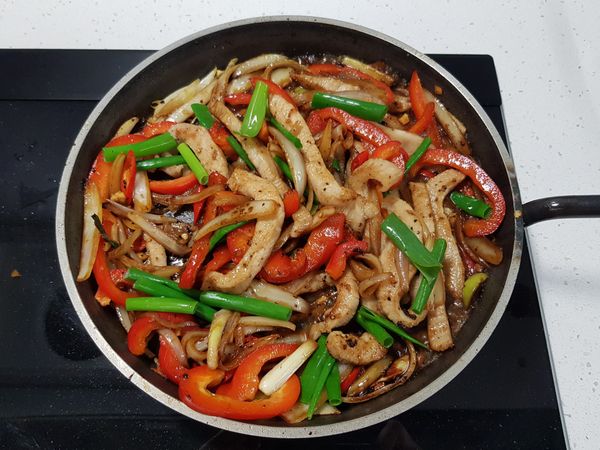 加入蔥綠，並淋上米酒。