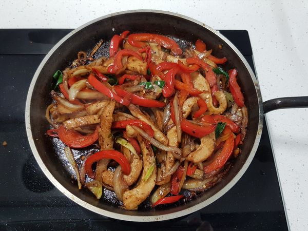 打開鍋蓋後，拌炒均勻，同時試試味道，可加少許鹽調味。

炒至洋蔥呈現焦糖色就關火，直接將鐵板鍋上桌即可食用。