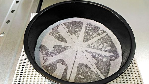 *6吋蛋糕模
用奶油塗抹蛋糕模，並在底部舖上烘焙紙

如果使用可拆式蛋糕模，請務必將底部和側面完全包裹鋁箔紙，以防止水進烤模

烤箱預熱至 150°C / 300°F。