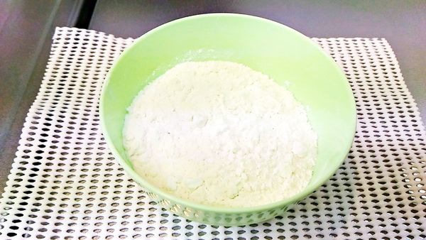 將麵粉和塩過篩,放一邊備用