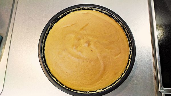 將蛋糕放在金屬架上冷卻大約5-10分鐘,然後再將蛋糕從蛋糕模中取出放在金屬架上直到完全冷卻.