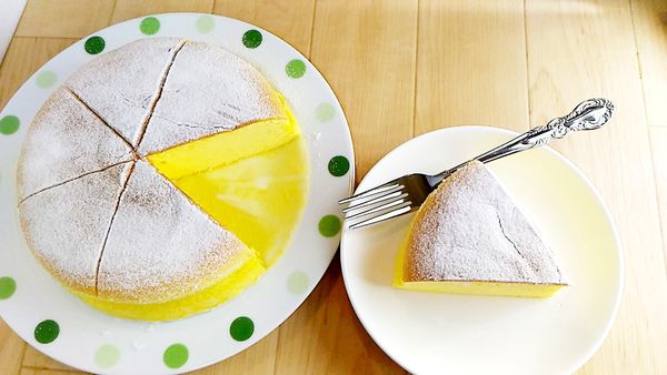 撒上糖粉在蛋糕上(自由選擇)

可立即食用,或在冰箱中冷藏幾個小時或者過夜
我喜歡放在冰箱冷藏幾個小時或過夜後食用