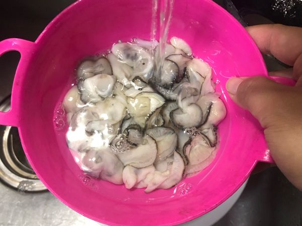 蚵仔用水沖至乾淨