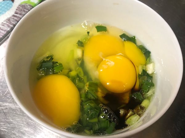 三顆蛋加入蔥花打散，趁此步驟調味，加入鹽巴或醬油皆可