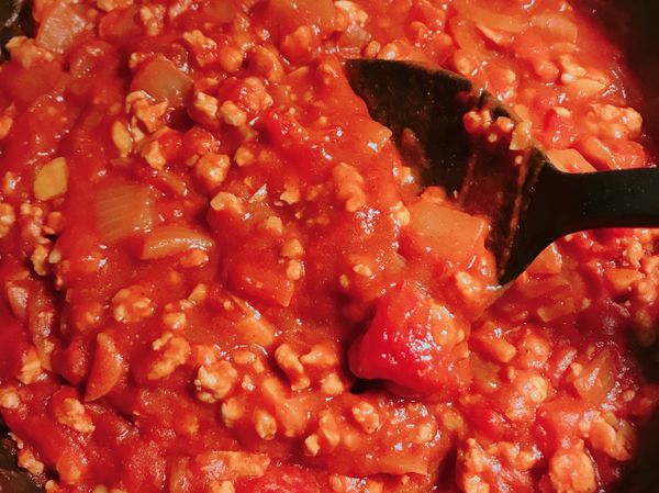 將洋蔥、蒜頭切小丁
用奶油炒軟
倒入絞肉炒散
倒入番茄罐頭拌均勻，此時會出水
丟入咖喱塊，不停攪拌至融化即完成