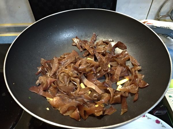下切好的木耳，少量蒜末一起入鍋炒勻，木耳炒前要先清洗過。