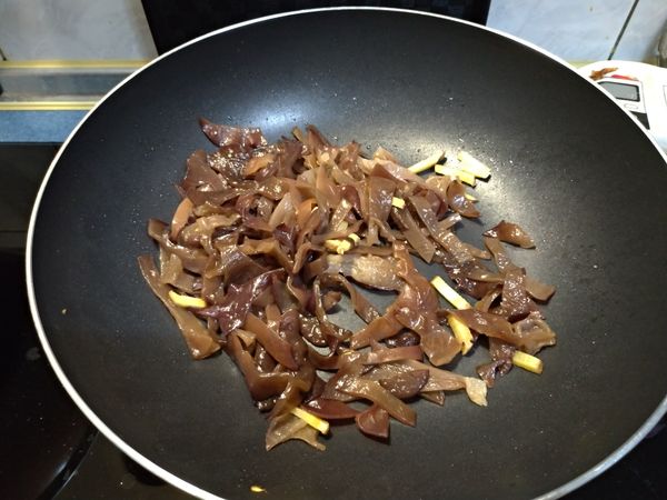以中小火稍微快炒，也可加少許水(或高湯)，再加一點鹽調味。