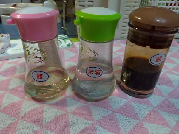 起鍋前淋一點米酒，烏醋，及白醋提味就完成了。