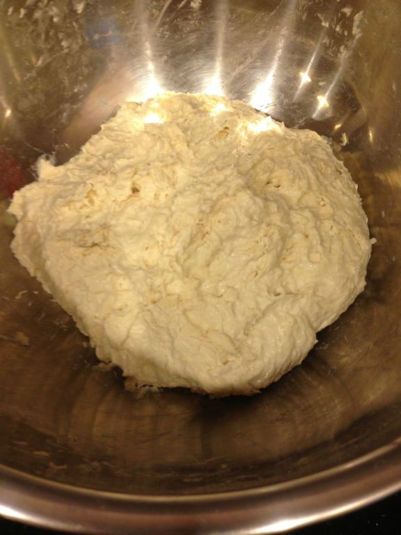 將即溶酵母溶解在水中後，與中筋麵粉(1) 在鋼盆內簡單攪拌成團後蓋上保鮮膜發酵。