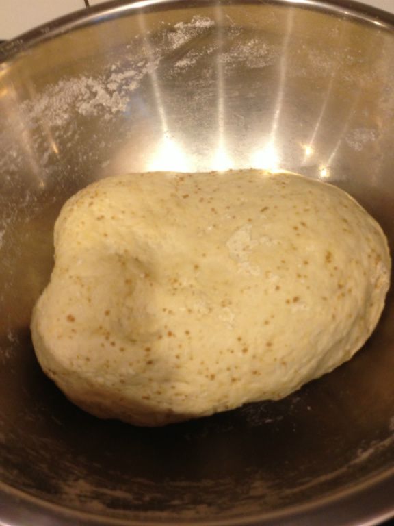 將中筋麵粉(2)、食用油、黑糖倒入已發酵好的麵糰內用手或攪拌器揉製成團。