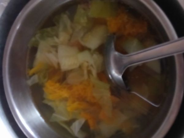 將所有食材備妥切好後 ，放入鍋中加8分滿的RO水，並在電鍋外鍋加水（約兩米杯，南瓜皮厚需煮久一點），待煮熟跳起後調味，放一茶匙柴魚粉（吃素的可以不放）、半湯匙香油，2至3匙鹽就完成了！