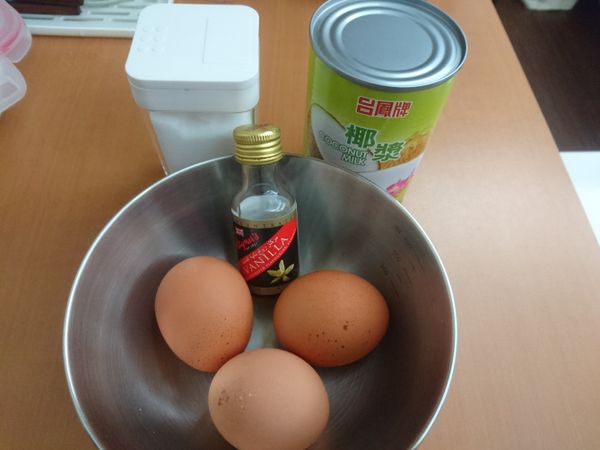 準備好食材。椰漿我是在本地的超市買的，全聯應該也有賣