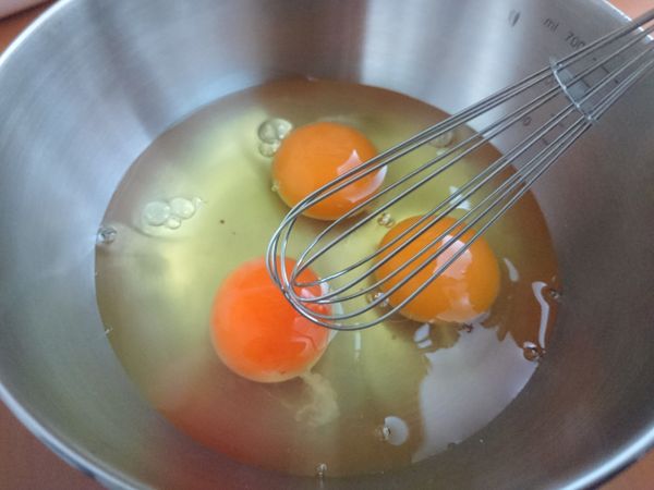 三顆全蛋輕輕打散、打均勻