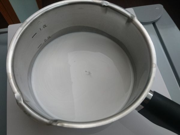 240cc椰漿+30克赤藻糖醇，以微微火煮熱、攪拌，目的是把糖融化就好，不要把椰漿煮滾。