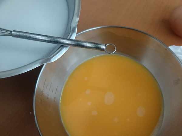 把熱椰漿很慢很慢地加入蛋液，邊加邊攪拌蛋液。如果椰漿很熱，更要涓涓細流地加入蛋液，不然蛋會被燙熟…那你就得到一碗椰漿蛋花湯。