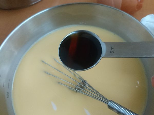 最後加一匙香草精，作成香草口味的布丁。