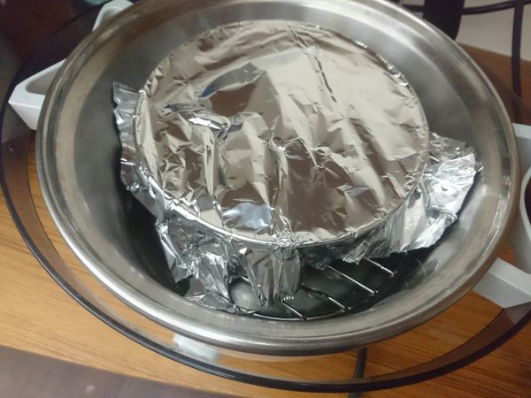 蓋上鋁箔，放入電鍋。外鍋放250cc的水。也可以把蛋液分裝到烤皿或喜歡的容器裡。