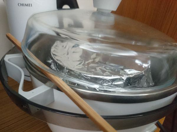 鍋蓋夾一根塊子，讓水蒸氣跑出來