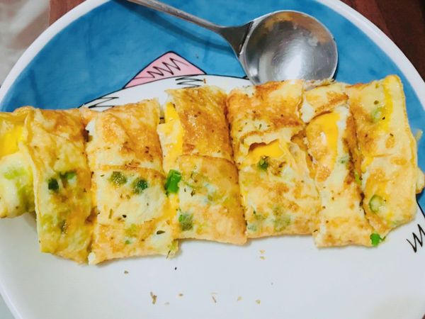 最後灑上些許義式香料羅勒葉即可！