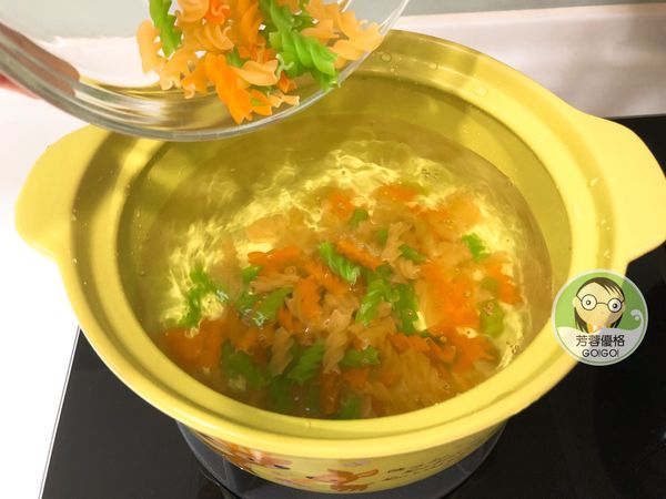 放入彩色義大利麵，小火煮5-10分鐘熄火