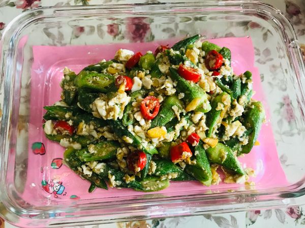 秋葵先弄鹽巴搓掉外面的絨毛、秋葵頭要稍微削皮、秋葵依個人的感覺切、蒜頭拍碎切成末、辣椒（可加可不加）斜切、我習慣先下秋葵炒一下、鹹蛋黃先壓碎、鹹蛋白也是壓碎，倒少許油炒鹹蛋黃炒到起泡泡，在把辛香料跟秋葵拌勻、鍋邊加香油提味即可