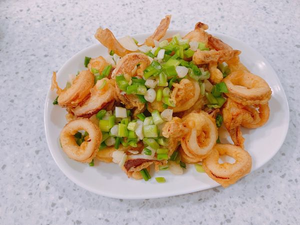 將蒜末及蔥段放入餘溫鍋中輕拌，加入炸好的透抽及胡椒鹽微拌數秒即可起鍋（不要拌太久，不然會變軟）