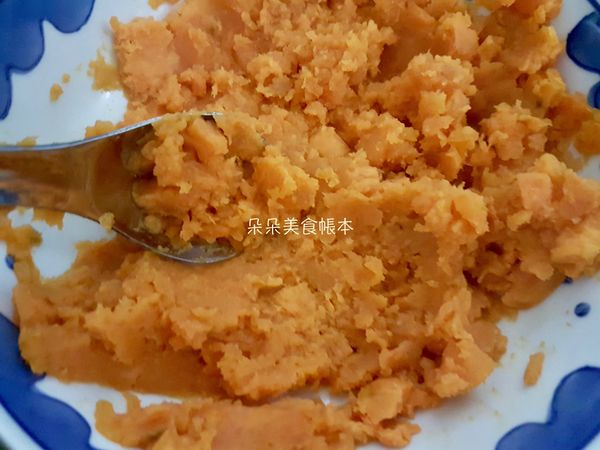1.將去皮的地瓜跟蛋一起蒸熟
2.將剛蒸熟的地瓜趁熱拌入糖跟奶油一起攪拌均勻
（如果地瓜本身夠香甜 可省略）
3.將蛋去殼 切末