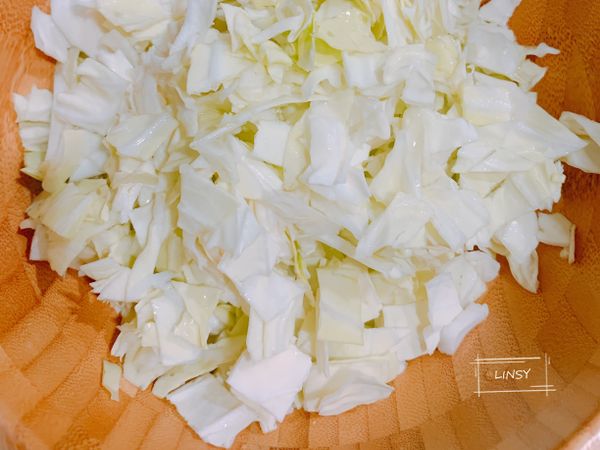 隨意將高麗菜切碎，約1.5公分大小。