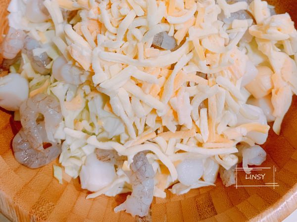 加入喜歡的海鮮及起司。