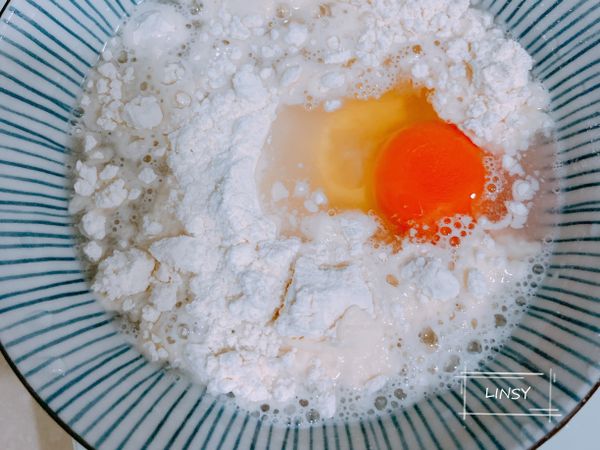 把雞蛋、麵粉和開水先攪拌均勻。