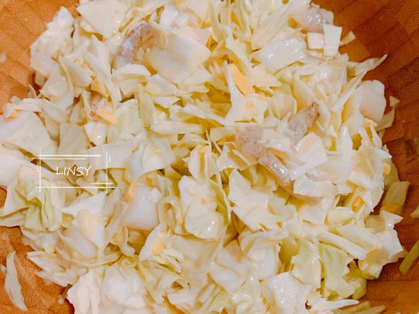 再加入高麗菜等食材中，一起攪拌。加入麵糊水之後還是很稀，這是正常的，煎出來的大阪燒才不會太硬。