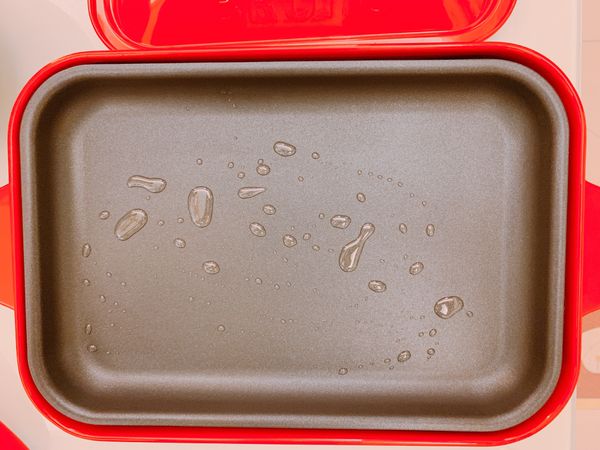 在電烤盤上倒一點油，調中大火。