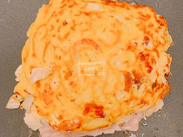 煎到底部金黃就可以翻面，繼續煎五花肉那面，此時可以將火開大一點，再蓋上鍋蓋，要將五花肉煎到焦香，把油逼出來。