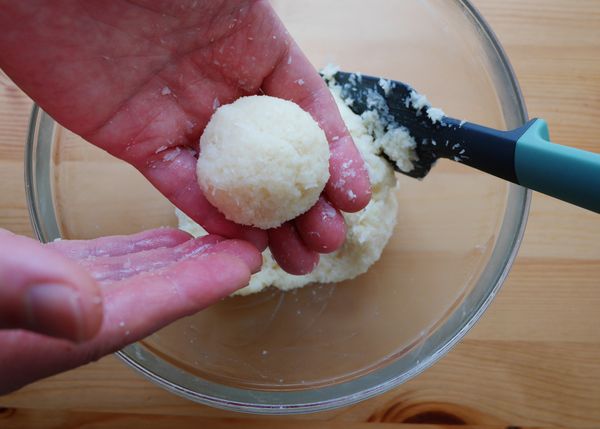 取像乒乓球大小的粉糰，搓成圓球狀。