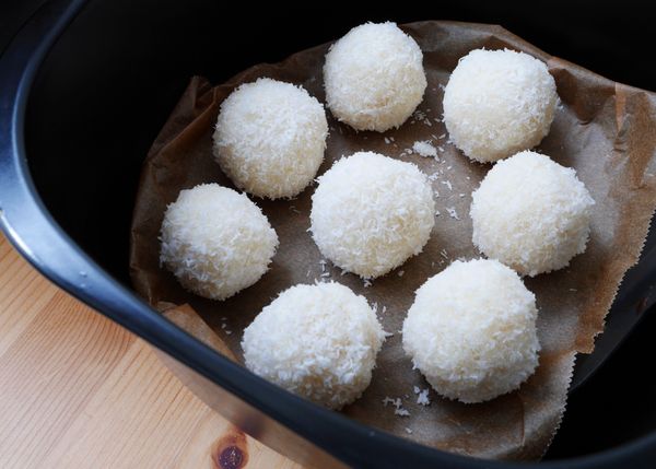 專用煎烤盤上鋪上烘焙紙，放入8顆椰子球， 保持間距。放入氣炸鍋，165度10分鐘。