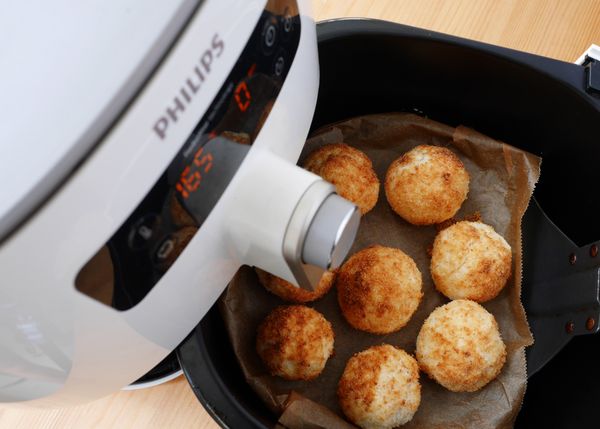 完成後取出椰子球放涼至室溫。將巧克力隔水加熱至溶化， 放涼。