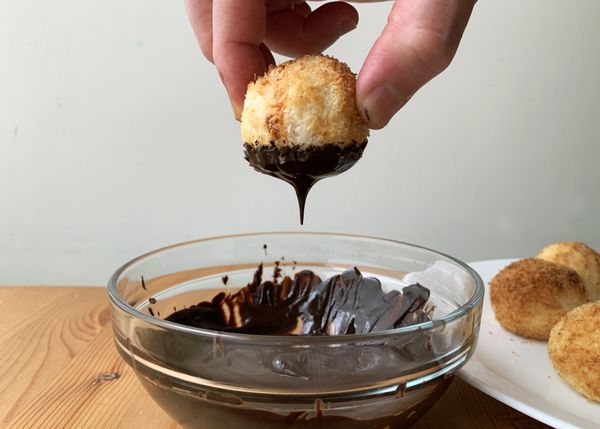 將已放涼的椰子球蘸上巧克力。蘸的份量隨個人喜好。