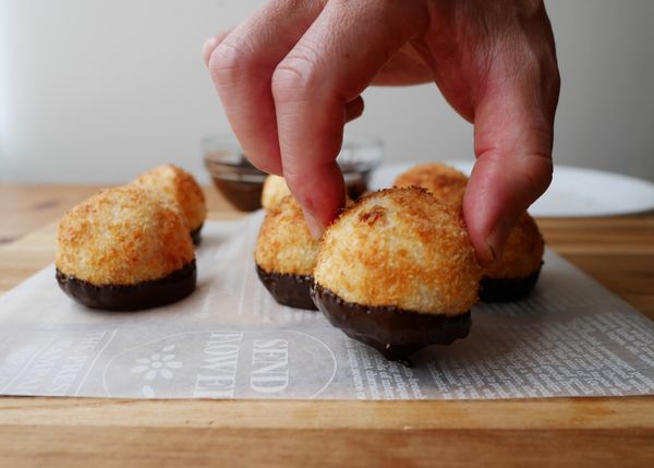 蘸好後放烘焙紙上，放入冰箱冷藏至巧克力凝固。