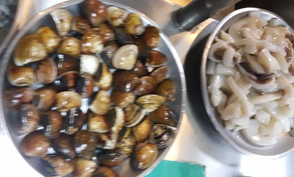 主菜海鮮處理 : 花枝切長條狀, 蛤蜊洗乾淨備用