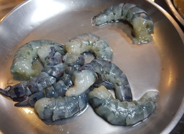 蝦仁去腸泥剖背備用
