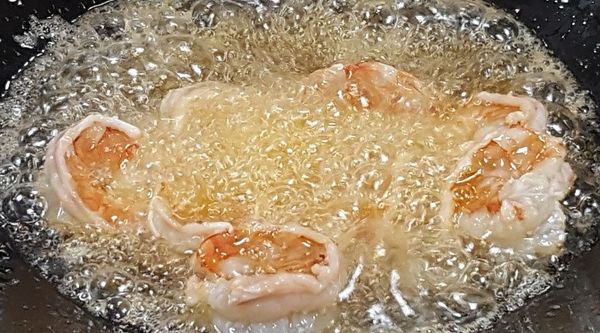 起油鍋, 先將蝦仁煎一下變色即可撈起瀝油