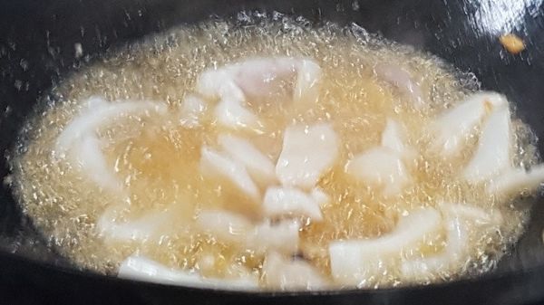 接著放花枝下鍋煎一下撈起瀝油