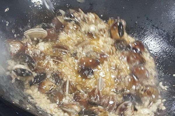 原鍋放入蒜末, 洋蔥末爆香後放入蛤蜊炒至蛤蜊略開口整個撈起備用.