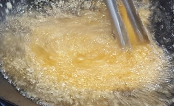 另鍋起油炸鍋, 將魚片炸至金黃撈起