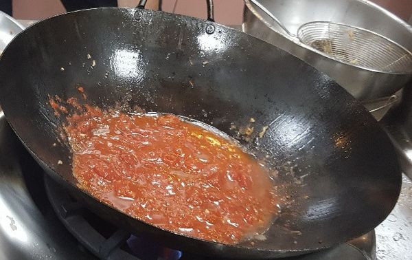 將番茄碎角罐頭整瓶倒入鍋中拌炒一下 ( 去除罐頭味) , 加少許水, 滾後, 放入所有海鮮燴煮一下, 最後少許鹽調味及淋上白酒及九層塔即可起鍋享用.