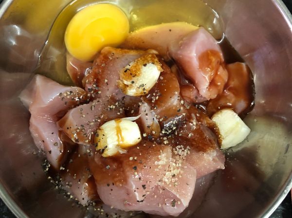 雞胸肉切成適合的大小，將醃料放入
大約醃15-20分鐘
前一晚醃會更入味