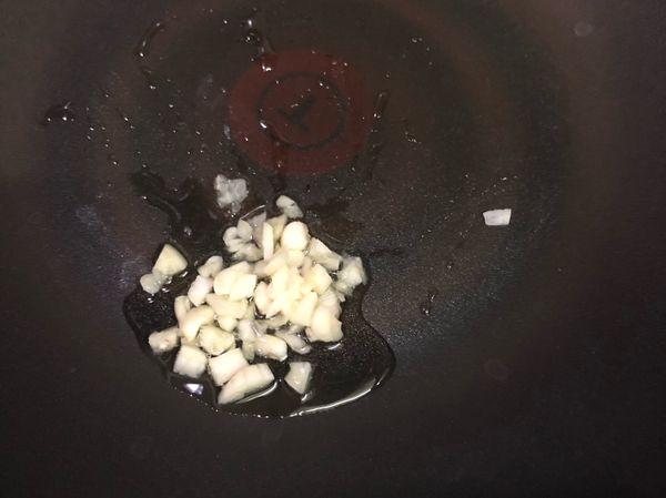 製作蔥鹽
油鍋中放入蒜頭爆香